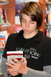 adolescent à la bibliothèque adolescent à la bibliothèque