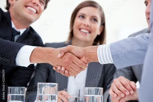 Foto: Smiling business people closing a deal Smiling business people closing a deal