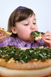 Mädchen schlingt Pizza hinunter