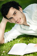 homme brun lecture