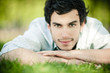 homme brun regard intense nature