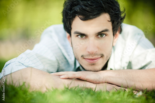 Photo : homme brun regard intense nature homme brun regard intense nature