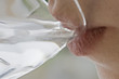 Junge Frau trinkt Wasser