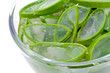 Bol transparent rempli de tranches d'Aloe Vera