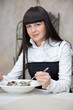 Foto: Woman eating in restaurant Woman eating in restaurant