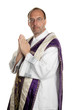 katholischer Priester beim Beten im Gottesdienst