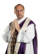 katholischer Priester beim Beten im Gottesdienst