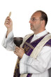 katholischer Priester bei der Kommunion im Gottesdienst
