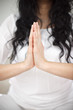 frau mit schwarzem haar beim yoga
