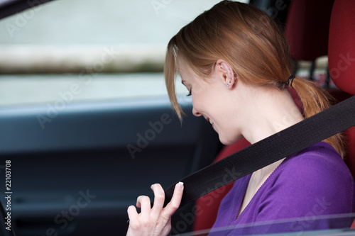 Foto: junge frau mit gurt im auto junge frau mit gurt im auto