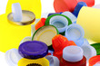 bouchons plastiques et métal, fond blanc bouchons plastiques et métal, fond blanc