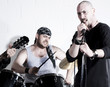 batteur et chanteur de groupe rock en sueur