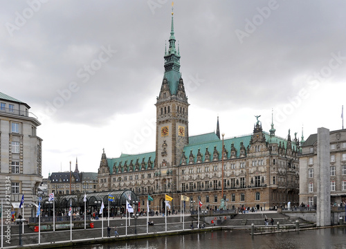 Photo: Dunkle Wolken über dem Rathaus in Hamburg Dunkle Wolken über dem Rathaus in Hamburg