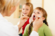 Foto: Pediatrician doctor examining throat of girl Pediatrician doctor examining throat of girl