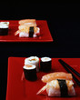 japanisches sushi auf roten tellern