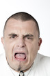 jeune homme grimace dégout pleurs