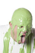 homme maculé de peinture verte bio