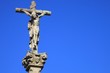 Photo: Jesus Christus am Kreuz, Steinfigur vor blauem Himmel Jesus Christus am Kreuz, Steinfigur vor blauem Himmel