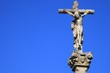 Photo: Jesus Christus am Kreuz, Steinfigur vor blauem Himmel Jesus Christus am Kreuz, Steinfigur vor blauem Himmel