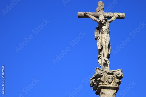 Foto: Jesus Christus am Kreuz, Steinfigur vor blauem Himmel Jesus Christus am Kreuz, Steinfigur vor blauem Himmel