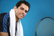 cooler junger mann sportlich mit tennisschläger
