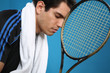 cooler junger mann sportlich mit tennisschläger
