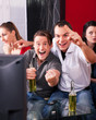 Freunde sehen ein spannendes Spiel im Fernsehn