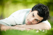 homme brun regard intense nature