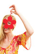 Frau schaut durch Blume