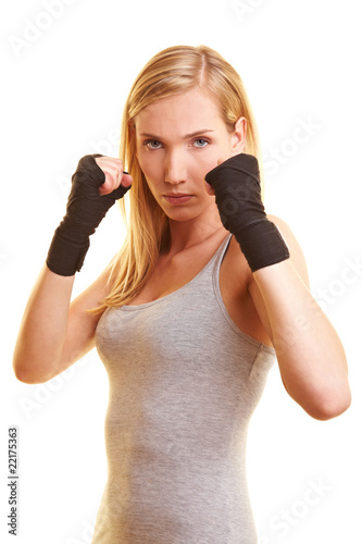 Foto: Sportlerin mit Handbandagen Sportlerin mit Handbandagen