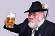 Mann in Bayerntracht beim zuprosten