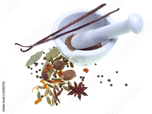 Foto: spices, herbs, mortar and pestle spices, herbs, mortar and pestle