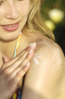 mano spalma crema solare sulla spalla