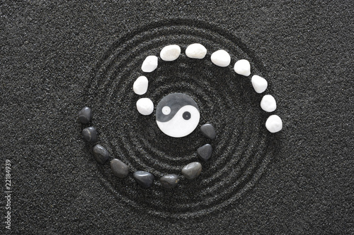 zen garten mit yin und yang von wolfilser, lizenzfreies foto #22184939