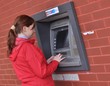 femme avec ATM