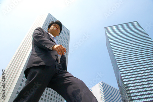 Photo: ビル街を歩くビジネスマン ビル街を歩くビジネスマン