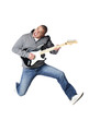 jeune homme sautant avec une guitare