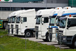 LKW stehen bei einem Autohändler zum Verkauf