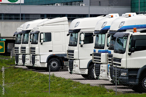 Foto: LKW stehen bei einem Autohändler zum Verkauf LKW stehen bei einem Autohändler zum Verkauf