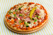 Pizza Supreme mit Mozzarella,Schinken,Peperoni Pizza Supreme mit Mozzarella,Schinken,Peperoni