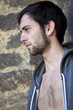 Jeune homme torse nu