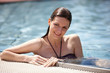 Foto: Frau am Beckenrand Frau am Beckenrand