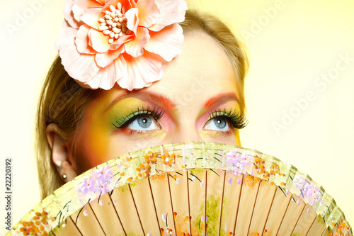 Foto: Close-up portrait of summer fashion creative eye make-up Close-up portrait of summer fashion creative eye make-up