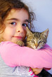 Fillette avec un petit chaton