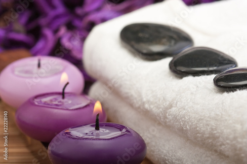 Foto: hotstones on towel with purple candles (1) hotstones on towel with purple candles (1)
