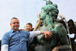 Mann und Junge am Neptunbrunnen