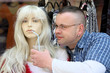 Mann mit Schaufensterpuppe