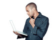 homme métiss ordinateur portable
