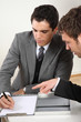 zwei männer dynamisches team business besprechnung