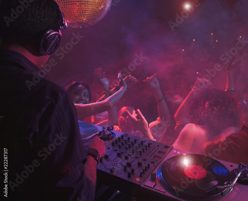 Foto: Hispanic dj playing at nightclub Hispanic dj playing at nightclub